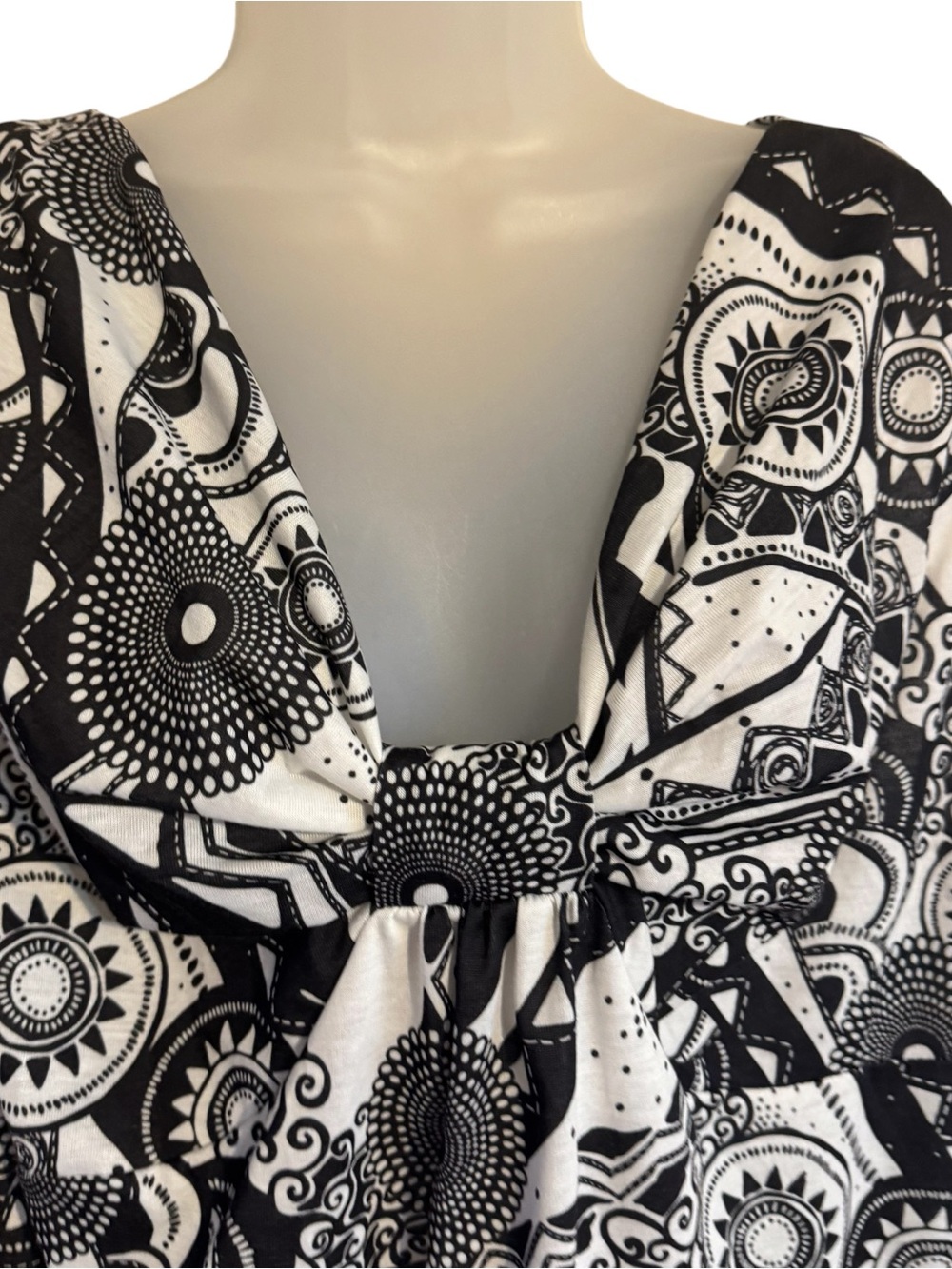 NEW DIRECTIONS  Black and White Printed Sleeveless Top PLUS: 3X    #Z - Picture 2 of 6